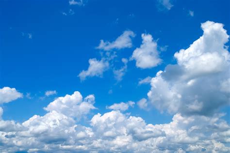 「雲が湧き出る群青色の青空」の背景画像を無料ダウンロード