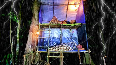 Camping Hujan Deras Membangun Rumah Pohon Tidur Nyenyak Di Rumah