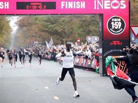 Eliud Kipchoge leyenda recorre el maratón en menos de dos horas