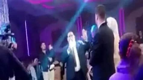 شاهد أبّ يطلّق زوجته في الميكروفون في حفل زفاف ابنته بمصر