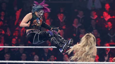 Asuka Gets Help From Bayley In Win Over Charlotte Flair SmackDown