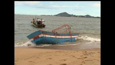 Estv Edi O Barco De Pesca Encalha Na Praia De Camburi Em Vit Ria