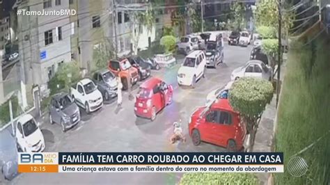 C Meras De Seguran A Registram Momento Em Que Fam Lia Tem Carro Roubado