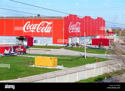 Planta embotelladora de coca cola fotografías e imágenes de alta