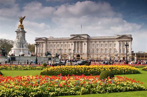 Tour Of Buckingham Palace 24 Hour Bus Pass Guided Themed Tour And Thames River Cruise