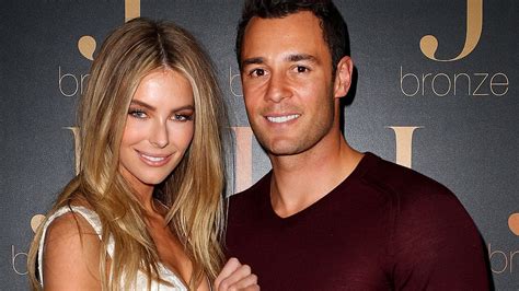 Jennifer Hawkins And Her Husband Jake Wall Cause An Uproar In Sydneys Whale Beach Over Their