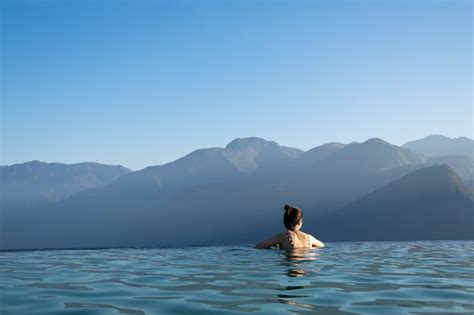 Premium Photo Sexy Woman Relaxing In Infinity Swimming Pool Looking