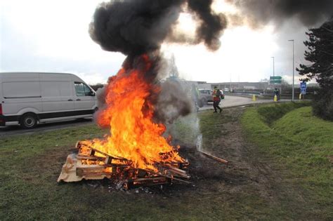 Barrage Filtrant Au Rond Point Bleu DIfs Les Gilets Jaunes