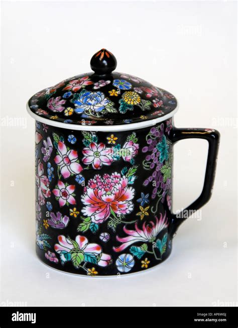 Chinese Ceramic Tea Cup With Lid Colour Black With Flower Stockfoto