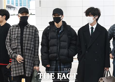 Tf사진관 방탄소년단 공항 떠들썩하게 만든 월드스타의 출국길 포토 기사 더팩트