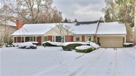 Exploring A Millionaire Doctors Abandoned 1960s House Left Frozen In