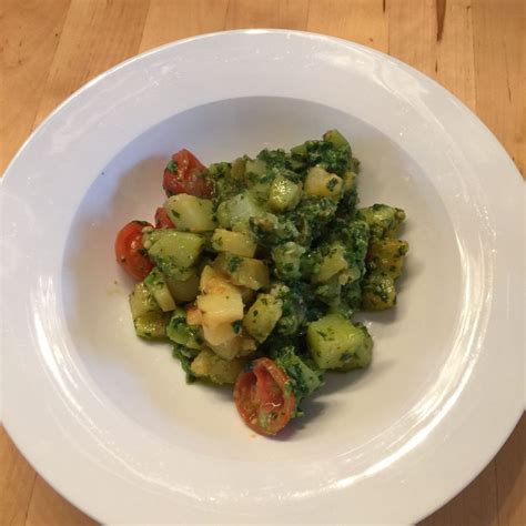 Kartoffel Würfel mit Bärlauch Basilikum Pesto Frischlinge