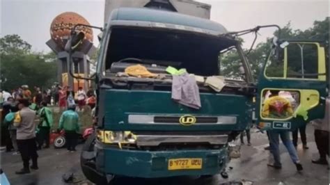 Viral Video Sebuah Truk Kontainer Ugal Ugalan Dan Tabrak Banyak