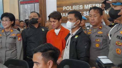 Penampakan Rizky Billar Pakai Baju Tahanan Setelah Resmi Jadi Tersangka