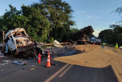 Acidente envolvendo duas carretas um caminhão e um carro mata pelo