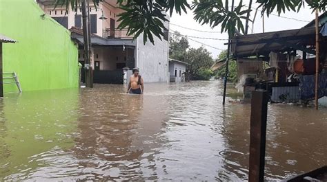 Minggu Dini Hari Banjir Meter Rendam Sejumlah Perumahan Di Bekasi