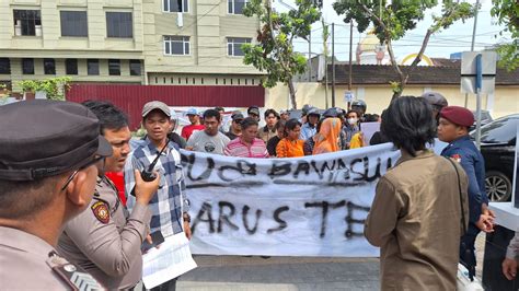 Seratusan Mahasiswa Masyarakat Aksi Damai Di KPU Dan Bawaslu Medan