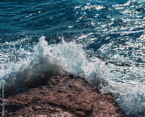 Agua Chocando Con Las Piedras De La Costa Stock Photo Adobe Stock
