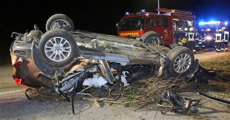 Unfall bei Unterneukirchen Volvo kracht in Baum 21 Jähriger tot