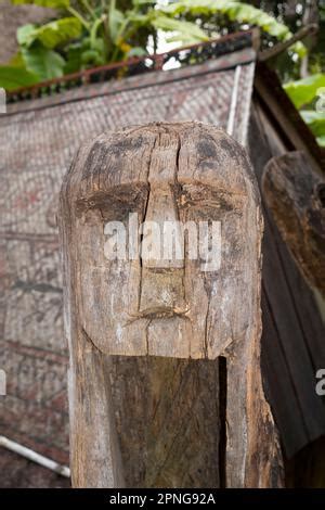 Vietnam sculpture en bois tombeau de Jarai Musée d ethnologie du