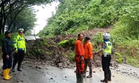 Tanah Longsor Tutupi Jalan Utama Stadion Palaran Samarinda Ganggu Lalu