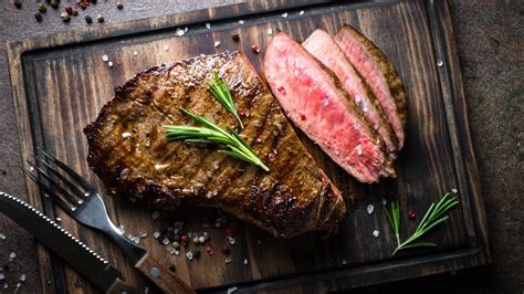 Mistakes Everyone Makes When Ordering Steak