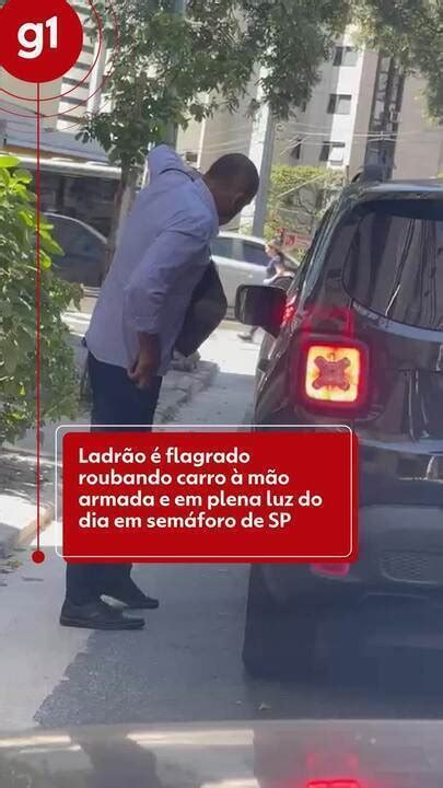 Ladrão é flagrado roubando carro à mão armada e em plena luz do dia em