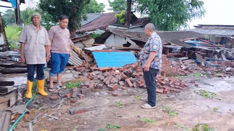 Diterjang Puting Beliung Rumah Warga Indramayu Rusak