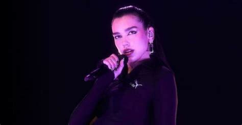 Dua Lipa Acusada de hacer playback tras sufrir caída en el escenario