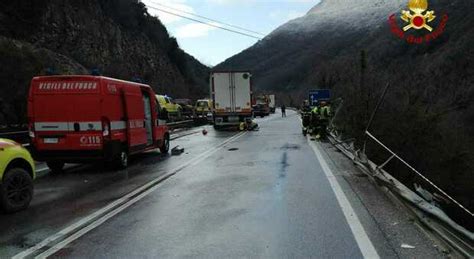 Tir Contro Guard Rail Morto Conducente Di Anni Sbalzato Fuori Dall