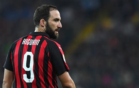 La Juve Domina Il Milan Higuain Espulso Per Proteste Radio Lombardia