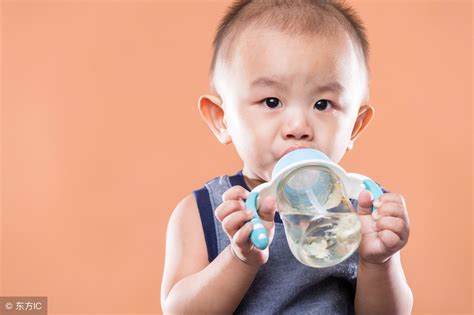 婴儿上火不喝水怎么办（宝宝开始吃辅食了却拒绝喝水） 幼儿百科 魔术铺