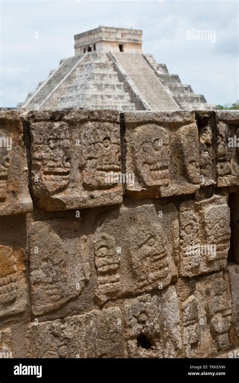 Plataforma De Los Cr Neos O Tzompantli Y Pir Mide El Castillo