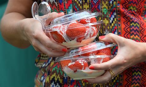 Why fans eat strawberries and cream at Wimbledon,…