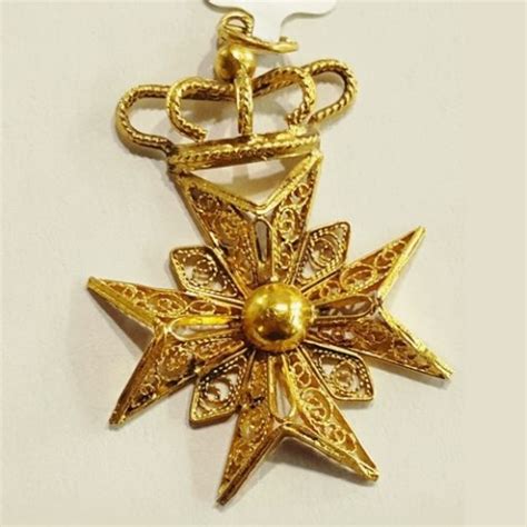 18ct 18kt Gold Filigree Maltese Cross Heraldic Crown Pendant 3cm