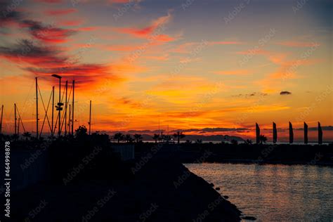 Precioso E Impactante Amanecer Salida Del Sol En Puerto Deportivo