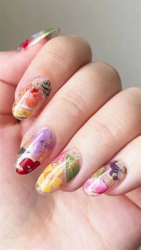 Uñas con pétalos 7 artísticas ideas para arrasar en primavera 2023