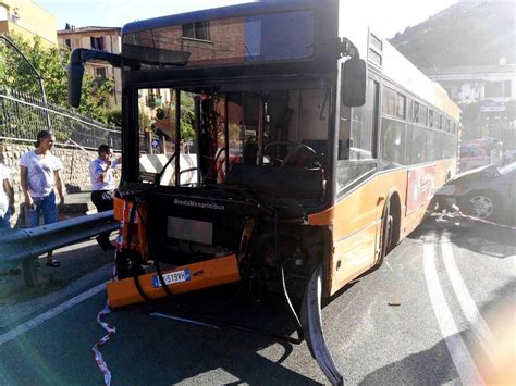 Scontro Frontale Tra Bus E Auto Sulla Napoleonica Nove Feriti