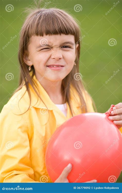 La Petite Fille Gonfle Le Ballon Rouge Photo Stock Image Du Rouge