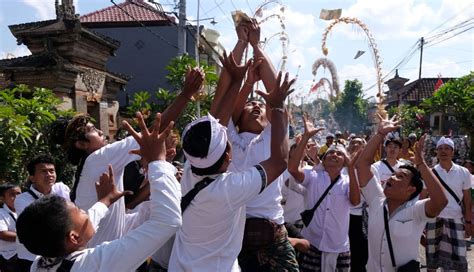 NUSABALI Tradisi Mesuryak Hari Raya Kuningan Di Bongan Gede