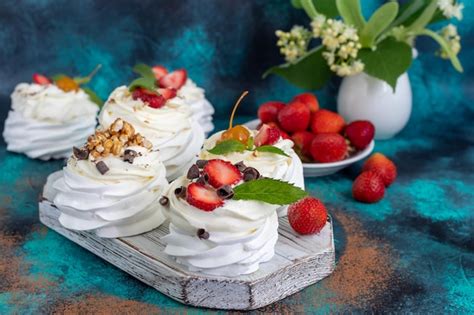 Tortas De Merengue De Pavlova Con Crema Batida Y Hojas De Menta De