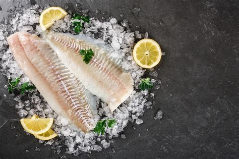 Pesce Rosso Di Color Salmone Della Bistecca Fresca Con Ghiaccio