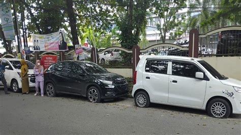 Parkir Sembarangan Puluhan Mobil Parkir Di Samping Rsmh Palembang