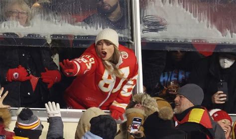 You Want Taylor Swift's Chiefs Puffer Coat. But Can You Actually Buy It ...