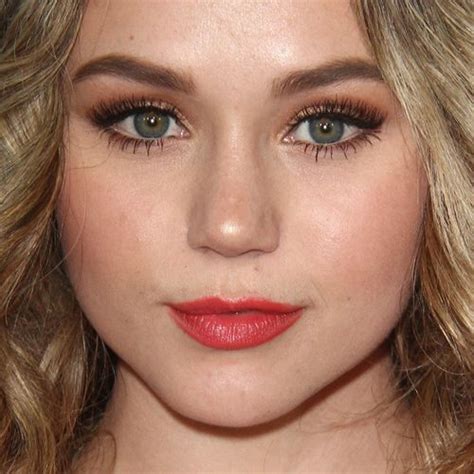 Brec Bassinger Makeup Black Eyeshadow Brown Eyeshadow Gold Eyeshadow And Coral Lipstick Steal