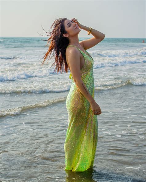 అమీ ఏలా అందాల సెగలు.. బీచ్‌లో పిచ్చెక్కించేస్తుందిగా | Actress Amy Aela