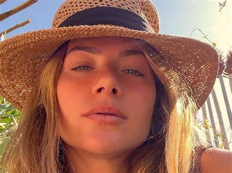 De Biqu Ni Giovanna Ewbank Posa Em Cen Rio Paradis Aco