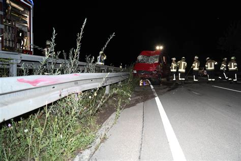 Fotos vom Unfall auf B2 Kleintransporter überschlägt sich bei Garmisch