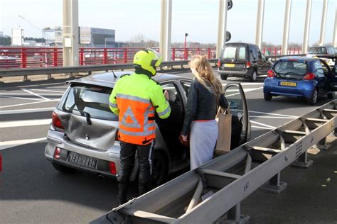 Autos Botsen Op Elkaar Op Brug Over De Noord Bij Alblasserdam