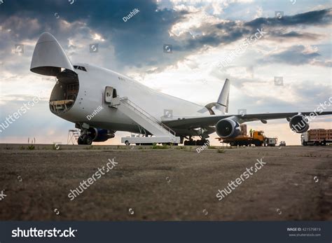 127 Loading Wide Body Transport Cargo Aircraft Images, Stock Photos, 3D ...